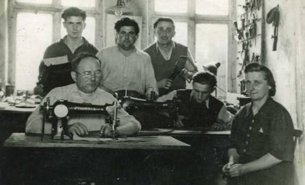 Rok 1945, wnętrze pracowni rymarskiej rodziny Kasprzaków. Na zdjęciu – siedzące osoby: Ludwik Kasprzak, właściciel, Zdzisław, syn p. Ludwika, Marcjanna,