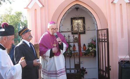 Kapliczką poświęcił biskup Edwar Materski. Jej wnętrze pachniało wówczas świeżością i czystością