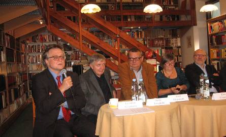 Panel prowadzi Jarosław Klejnocki ( z lewej). Obok profesorowie: Jerzy Jarzębski, Józef Olejniczak, Ewa Graczyk i pisarz, Zbigniew Kruszyński.