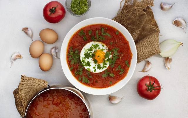 Zupy świata. Zupa cebulowo-pomidorowa z jajkiem ze słonecznej Madery.  Sycąca i rozgrzewająca [PRZEPIS]