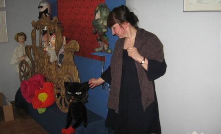 Grażyna Gluch, która zaaranżowała wystawę plastycyznie, pokazuje jej ciekawe fragmenty