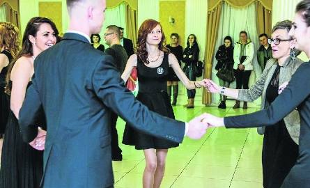 Polonezy maturzystów z Euro-Szkoły Bis zostały wzbogacone o ciekawe konfiguracje taneczne. Jednym z nich były koła.