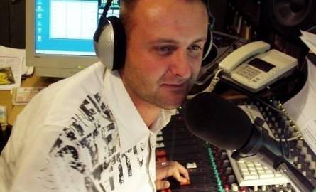 Darek Janik, znany prezenter radiowy i DJ poprowadził jedno ze szkoleń dla początkujących DJ-ów z Szydłowca.
