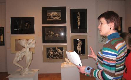 Potem Magdalena Kwiatkowska oprowadzała dzienikarzy po wystawie.