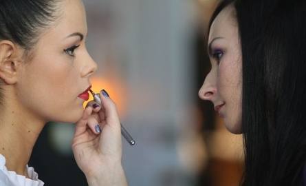 Monika Cielecka wykonuje konkursowy makijaż. Na zdjęciu obok zwycięski makijaż „kobiety z klasą” autorstwa Moniki Cieleckiej.
