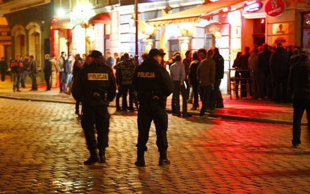 Poznań: Akcja policji na Starym Rynku - mandatami ukarali ponad 130 osób i to w jeden weekend! 