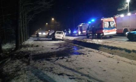Ul. Mickiewicza: Tragiczny wypadek. Samochód uderzył w drzewo, a laweta w ambulans, przejeżdżając rannego 47-latka