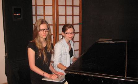 Ola i Klaudia z Zespołu Szkół Muzycznych ćwiczą grę na fortepianie