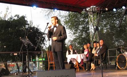 Krzysztof Moczarski z Liceum Chałubińskiego zaśpiewał z wdziękiem "Całuję twoją dłoń, madame”.