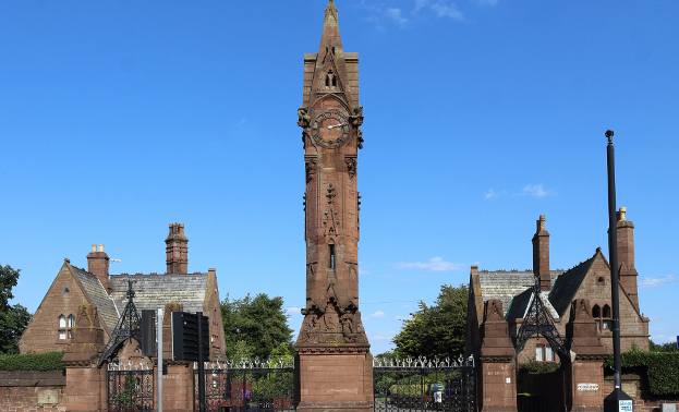 XIX-wieczny cmentarz Anfield w Glasgow idealnie współgra z klimatem gotyckiego Gotham. CC BY-SA 4.0