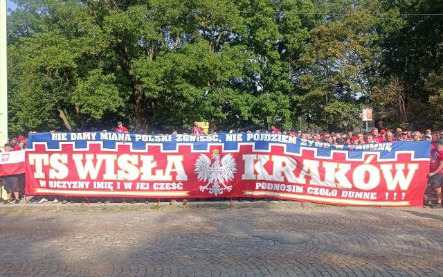 Kibice Wisły Kraków uczcili 80. rocznicę wybuchu Powstania Warszawskiego. W Wiedniu, w szczególnym miejscu