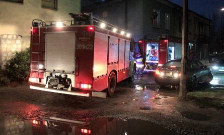 Wozy strażackie na ulicy Cichej w Kielcach.