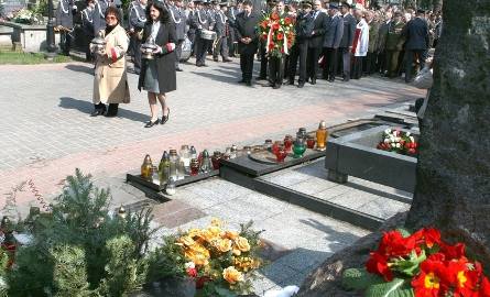 Znicze pod pomnikiem katyńskim zapaliły Romana Sokół (z lewej) i Teresa Duszyńska z radomskiego stowarzyszenia Rodzina Katyńska