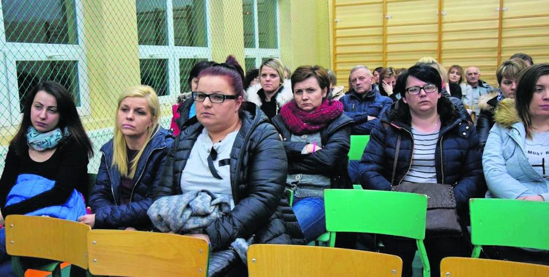 Przed rokiem po protestach rodziców (na zdjęciu) szkołę w Piaskach udało się jeszcze ocalić