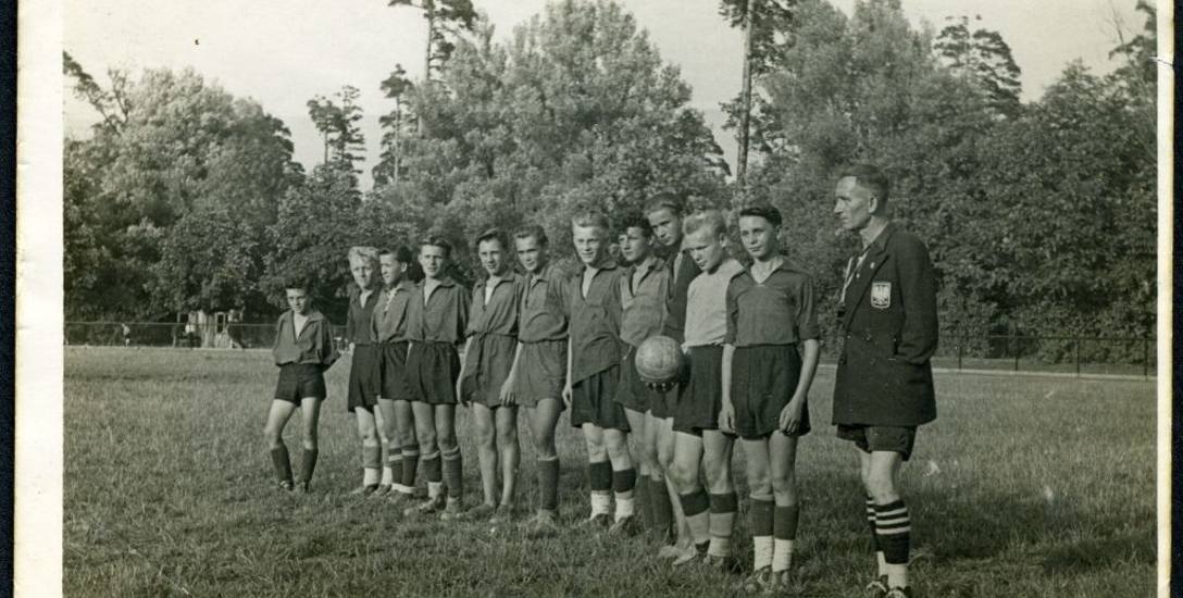 Juniorska drużyna piłkarzy Budowlanych. Stadion w Zwierzyńcu 1956 rok. Ze zbiorów Muzeum Podlaskiego w Białymstoku.