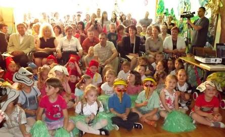 Na uroczystości jubileuszu byli uczniowie przedszkola wraz z rodzicami.