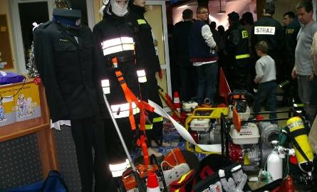 W Gminnym Centrum Kultury w Rytwianach można było obejrzeć stroje i sprzęt, który wykorzystują w swojej pracy strażacy.