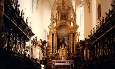 W kościele w Skalbmierzu znajdują się cenne, wczesnobarokowe stalle przedstawiające sceny z życia św. Jana Chrzciciela
