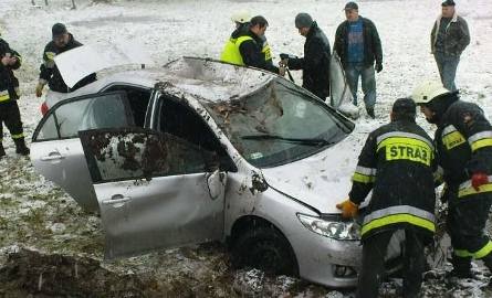 Toyota dachowała na zaśnieżonej drodze. Kobieta jechała za szybko... (zdjęcia)