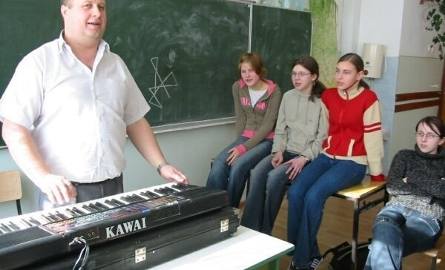 Nad głosami członków grupy czuwa bacznie Ireneusz Gliściński, nauczyciel muzyki w miejscowym Zespole Placówek Oświatowych.