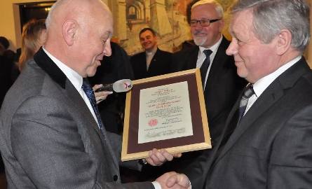 Longin Bokwa, Sandomierzan Roku 2011 odbiera wyróżnienie od burmistrza Jerzego Borowskiego, zwycięzcy poprzedniej edycji plebiscytu.