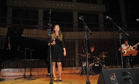 Śpiewa Adrianna Grzywacz.