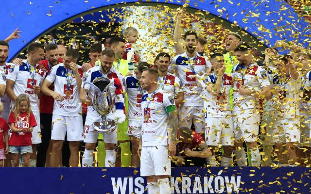 Radość Wisły Kraków, smutek Pogoni Szczecin. Dekoracja po finale Pucharu Polski na zdjęciach 