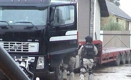 Nisko. Policjanci zatrzymali dwóch mężczyzn podejrzewanych o kradzież ciężarówki ze stacji paliw (video)