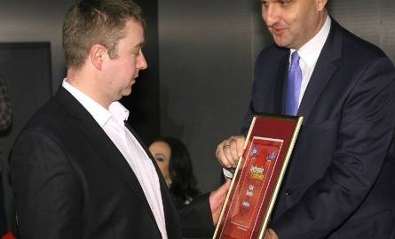 Wojciech Bryła, właściciel najlepszego w regionie świętokrzyskim i w powiecie kazimierskim klubu Stodoła w Sokolinie odebrał nagrodę z rąk Jacka Kowalczyka,