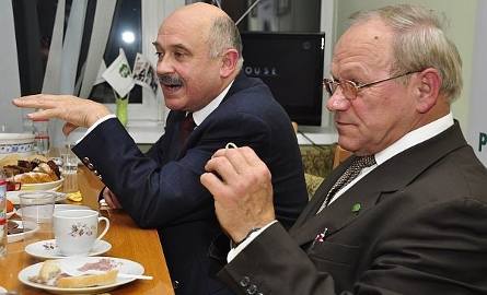 Zakąszamy ogóreczkiem! Biesiadą w wieczór wyborczy u radomskich ludowców dyrygował Zbigniew Kwaśnik (z lewej), kandydat na prezydenta miasta.