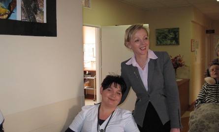- Jedną z pacjentek jest pani Małgorzata aż z Nasielska, która z radością wzięła udział w wernisażu – z prawej wiceprezydent, Anna Kwiecień