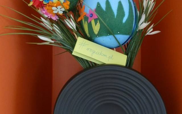 Wielkanocne jajka można zrobić ze styropiany. Gotowe kształty kupicie w sklepie, a do przymocowania na nich dekoracji wystarczą szpilki i gotowe!