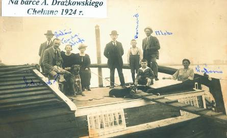 Rodzinna fotografia na drewnianej barce „Waleria”. Edward Drążkowski podpisał wszystkie osoby uwiecznione na zdjęciu - 1924 rok. Od lewej: Antoni, Teodor