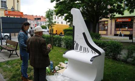 Tak wyglądał piątkowy happening na ulicach miasta polegający na pomalowaniu białych Chopinowskich Fortepianów