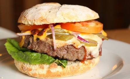 Klasyczny burger z restauracji John Burg w Galerii Echo  w Kielcach jury konkursu Burger Contest w Kielcach uznało za najsmaczniejszy.