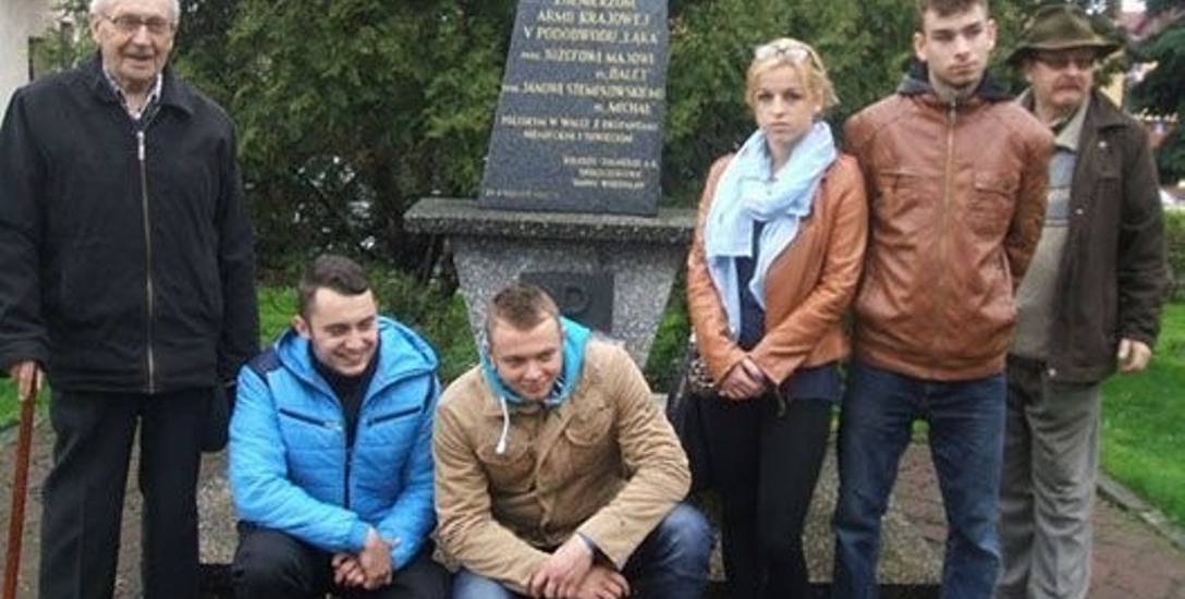 Uczniowie z Zespołu Szkół Ponadgimnazjalnych w Wodzisławiu przed pomnikiem poświęconym żołnierzom Armii Krajowej
