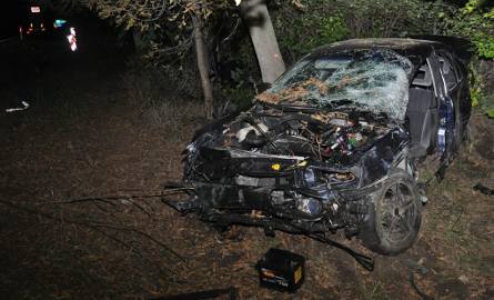 Po zdarzeniu z tirem opel jest mocno zniszczony, jego kierowca trafił do szpitala.