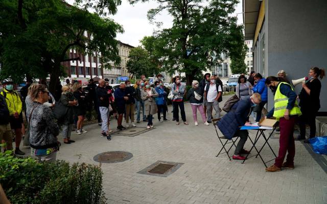 Protest przedsiębiorców w Poznaniu przed siedzibą WARP. Żądali unieważnienia naboru na dotacje w ramach Wielkopolskiej Tarczy Antykryzysowej