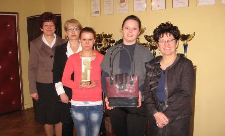 Cieszy się cala ekipa: z prawej – dyrektor Ewa Osińska, od lewej – Janina Żurek i Maria Senderowicz