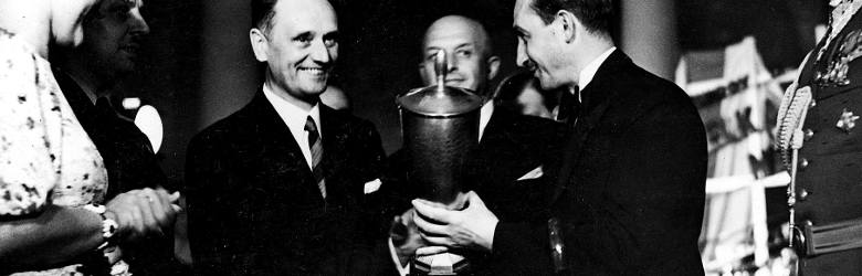 Zespół Lilpop, Rau i Loewenstein dostaje puchar za zwycięstwo w XII Międzynarodowym Rajdzie Automobilklubu Polski. Rok 1939