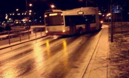 Ulice Radomia jak lodowisko. Stanęły autobusy (wideo, zdjęcia)