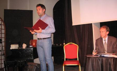Wiersze o tematyce wołyńskiej czytał Kamil Woźniak, aktor Teatru Powszechnego w Radomiu.