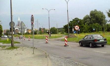 W Chrobrego z Piastowskiej jadąc w stronę Towarowej nie da się skręcić.