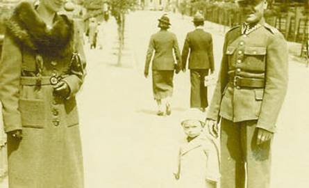 Zofia i Rudolf z synkiem Marianem na ul. Królowej Jadwigi - 26 maja 1938 roku.