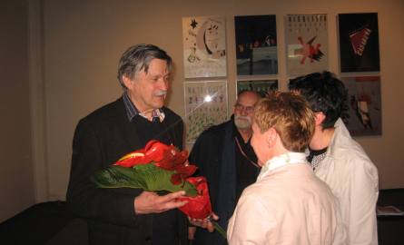 Kwiaty od dyrektora radomskiego teatru, Zbigniewa Rybki, przekazały panie z teatru. Karel Míšek i Zbigniew Rybka znają się jeszcze z czasów Biennale