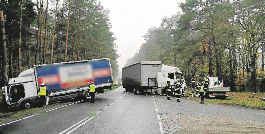 Uderzenie w tył pojazdu było przyczyną groźnego wypadku 17 listopada na drodze krajowej nr 10 w pobliżu Emilianowa. W zderzeniu uczestniczyły trzy pojazdy.