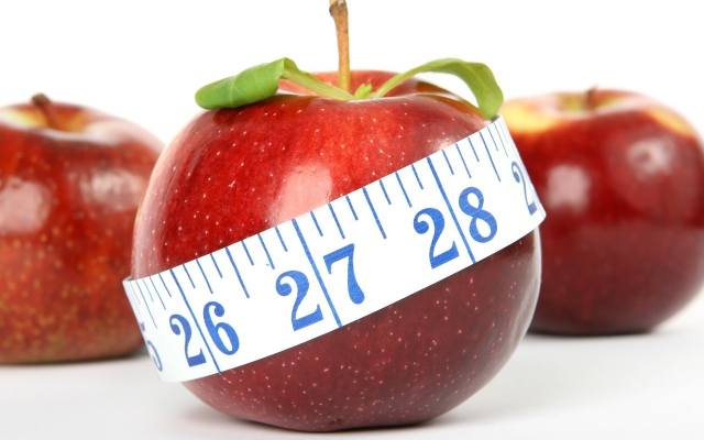Jabłka znakomicie sycą, a ich włączenie  do codziennego menu może prowadzić do zmniejszenia łaknienia i obniżenia spożycia pokarmów, przez co dostarczymy