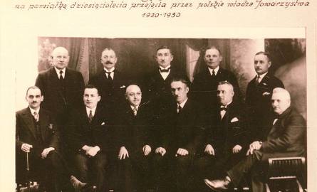 Zarząd i Rada Nadzorcza Towarzystwa Mieszkaniowego - na tym zdjęciu z 1930 roku rodzina rozpoznała Teofila Nowakowskiego. Stoi drugi od lewej