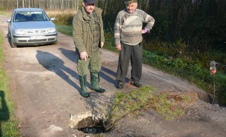 W Michałowie zapadł się przepust pod drogą gminną. Powstały dwie głębokie dziury, które zagrażały bezpieczeństwu. Gmina już je naprawiła, w środę.