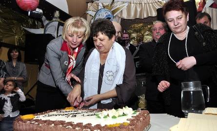Jubileuszowy tort kroiły wspólnie Anna Kwiecień (z lewej), wiceprezydent Radomia oraz Wiesława Gregier.